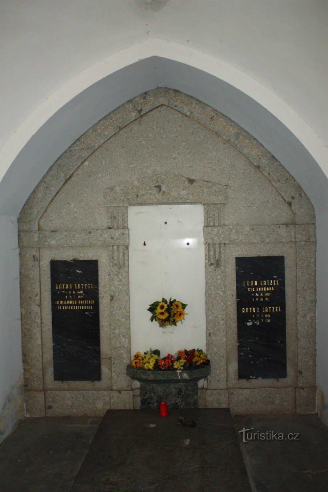 Det indre af Latzel-familiens grav i Parský les nær Vidnava