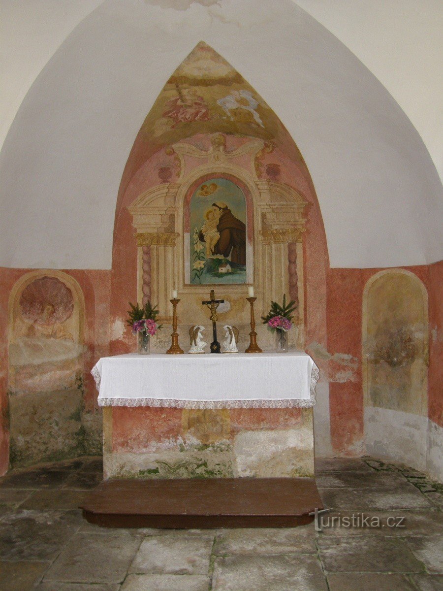 o interior da capela