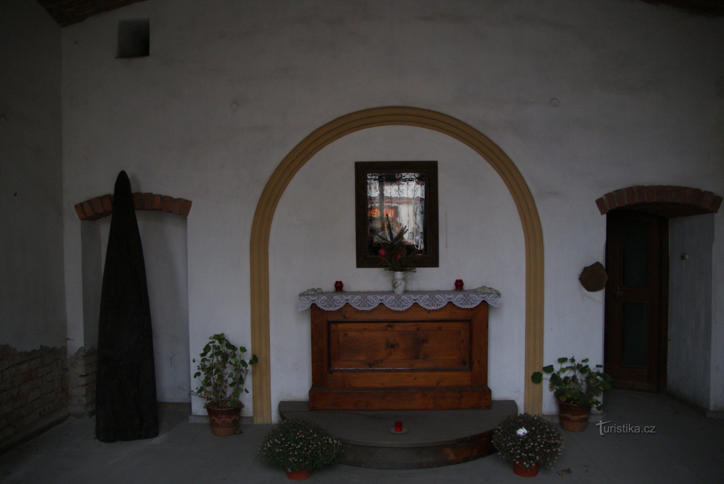 el interior de la capilla