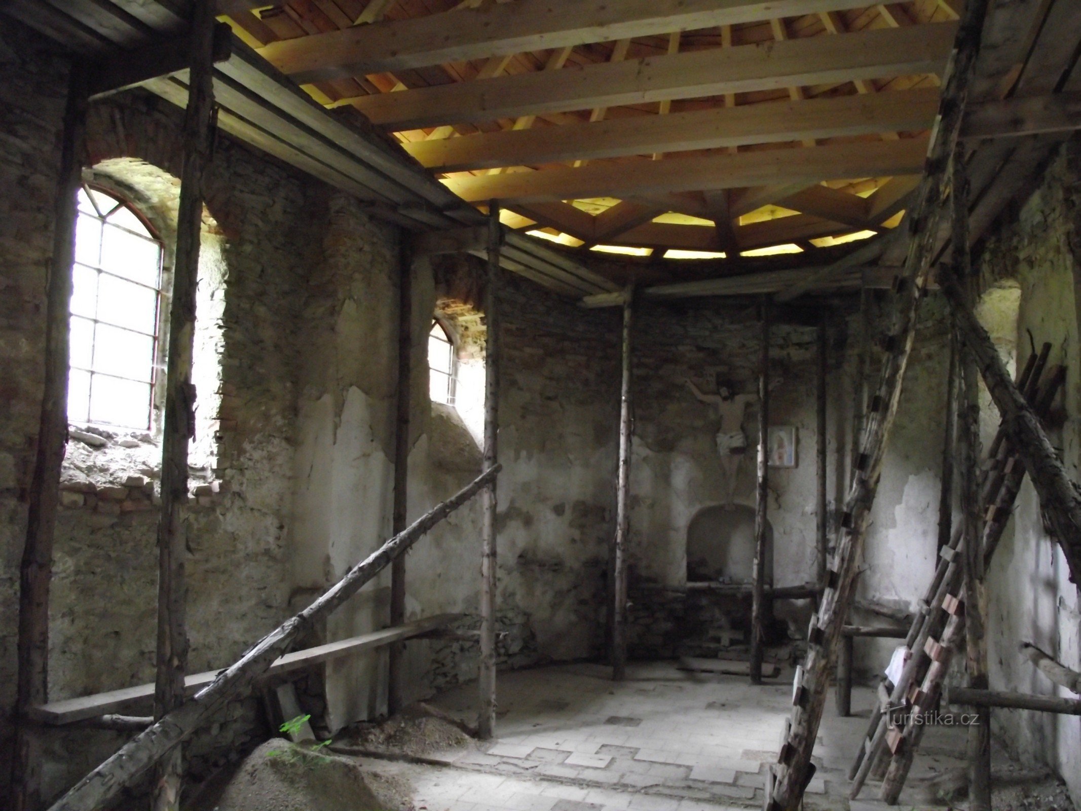 el interior de la capilla