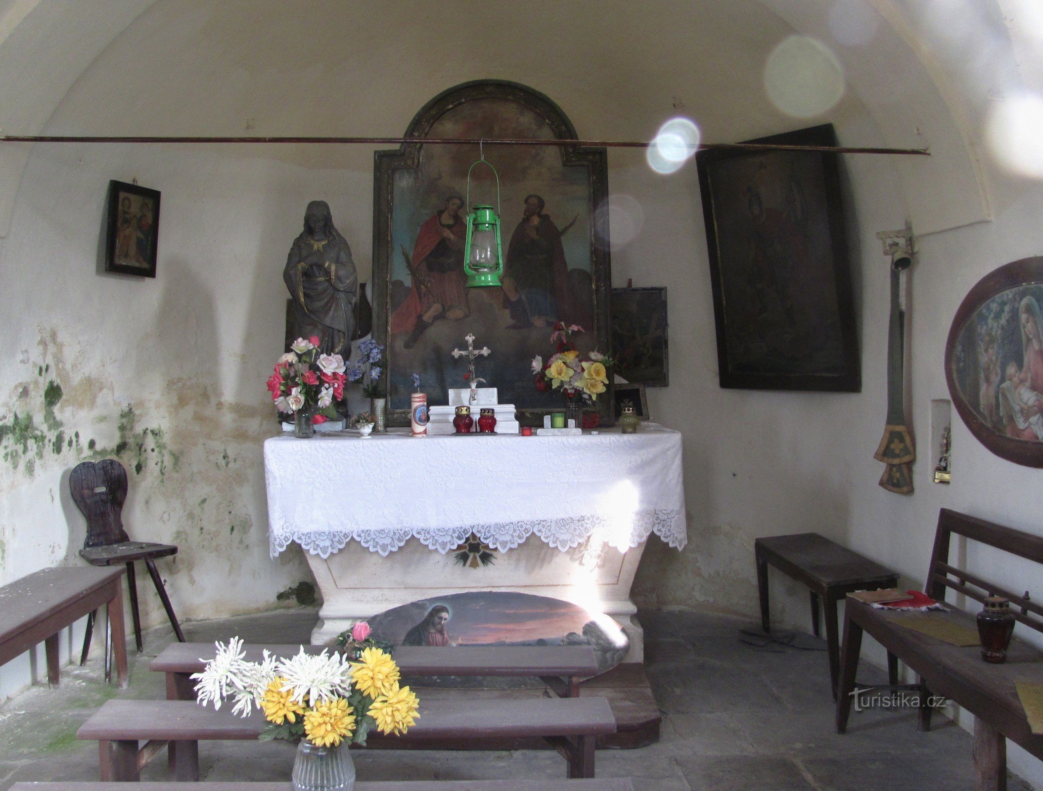 el interior de la capilla