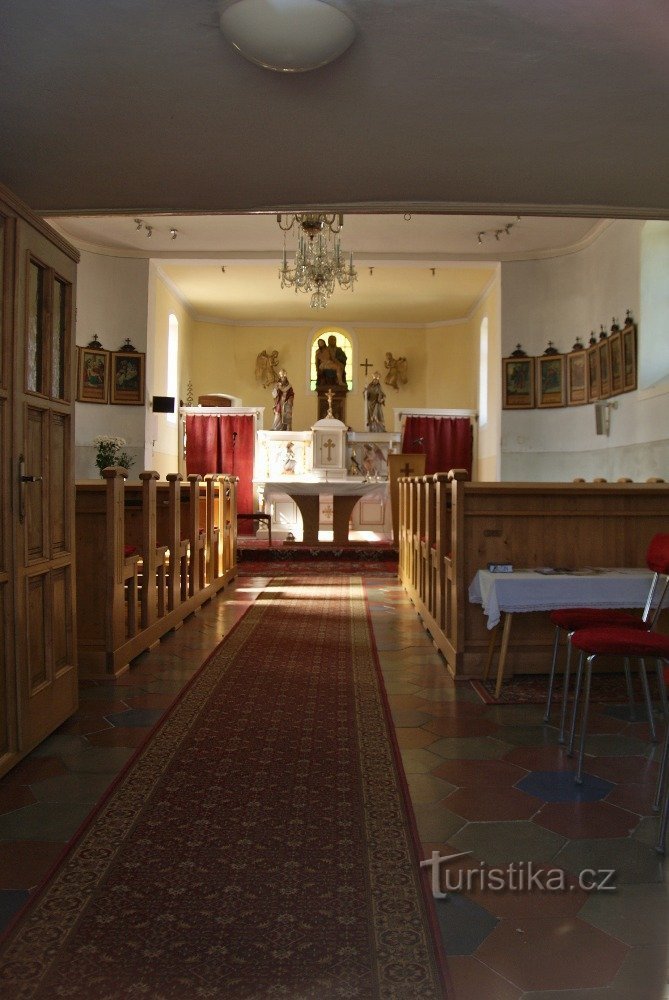 el interior de la capilla