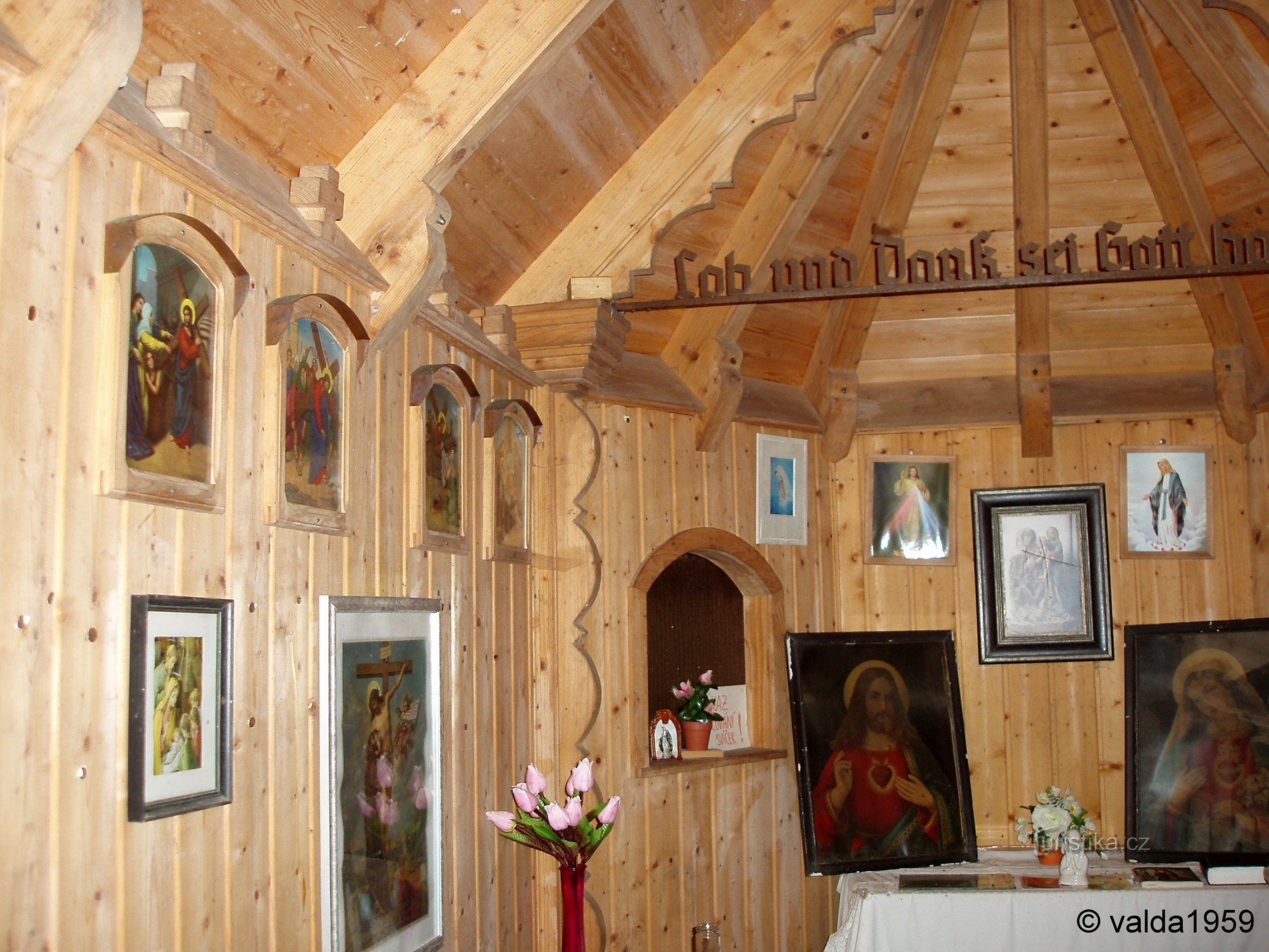 wnętrze kaplicy jest w oryginalnej wersji niemieckiej