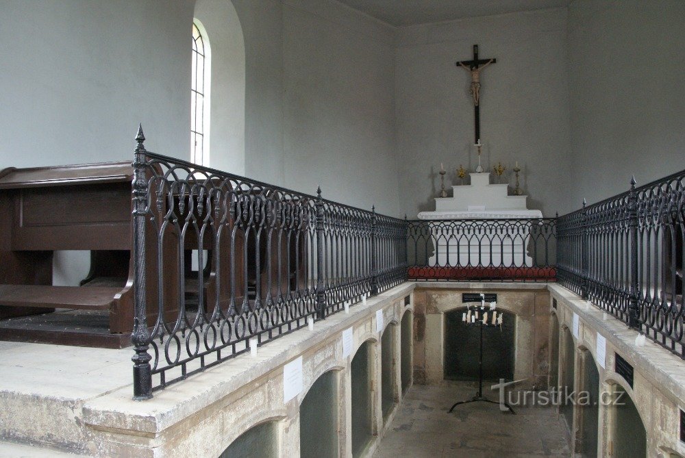 het interieur van de kapel geeft de indruk van een crypte