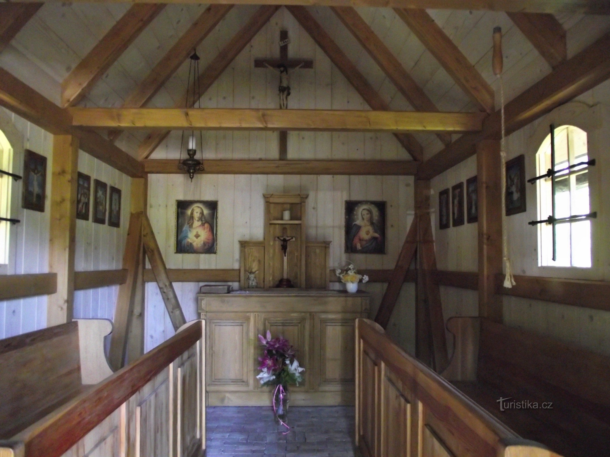 el interior de la capilla