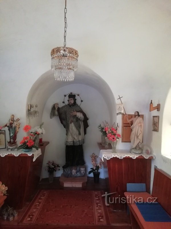 el interior de la capilla