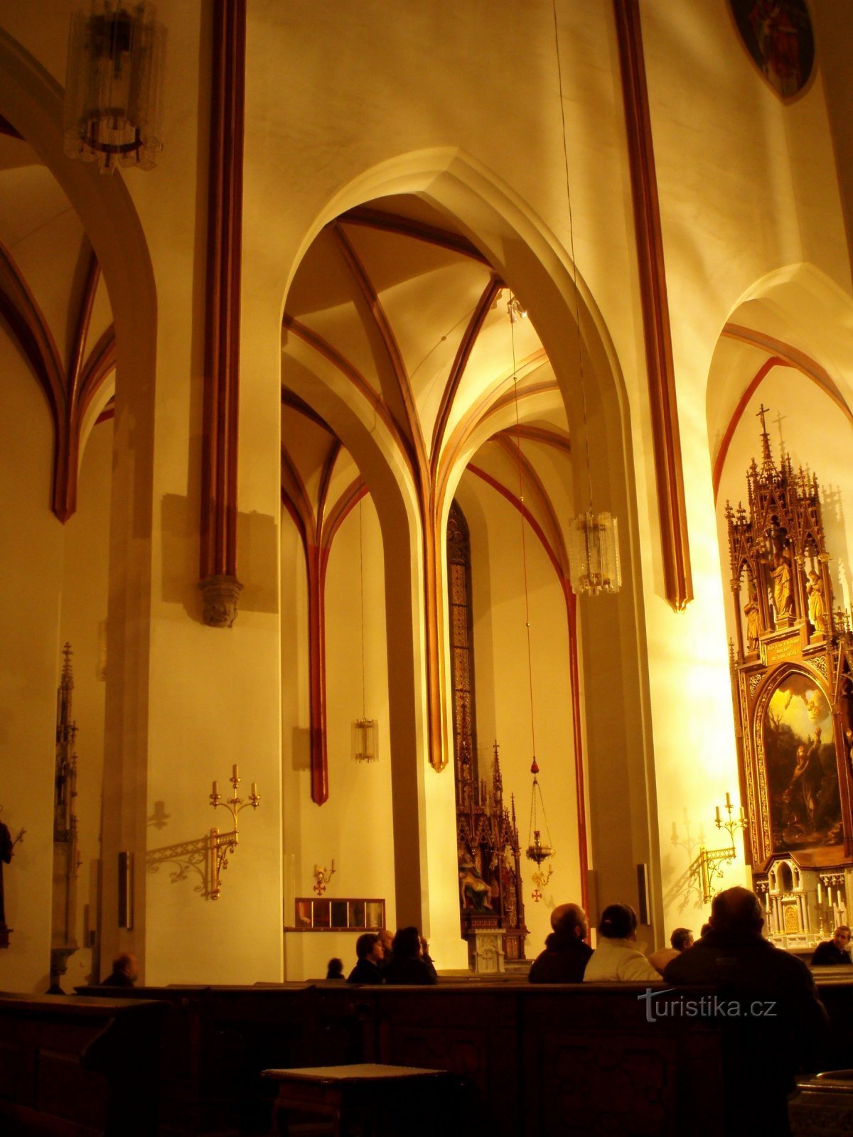 圣彼得大教堂的内部精神与圣坛。 Antonín Poustevník 在右角（H