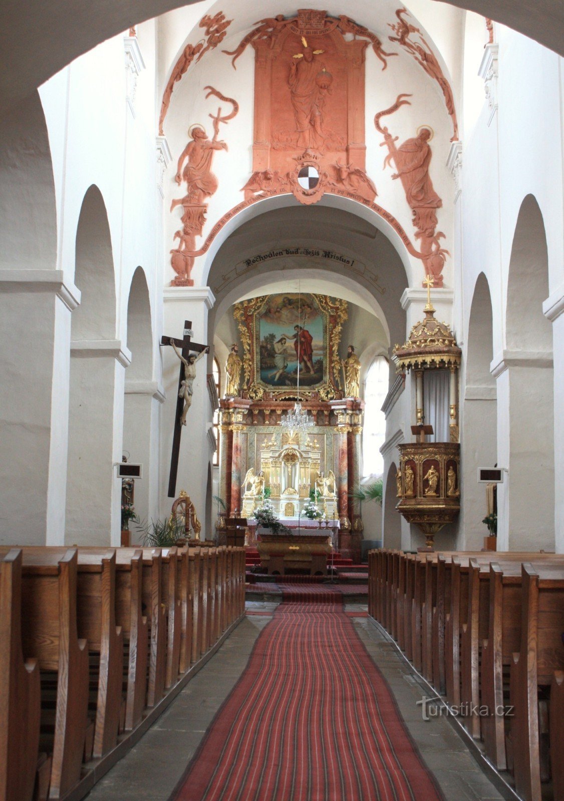 interior de la iglesia