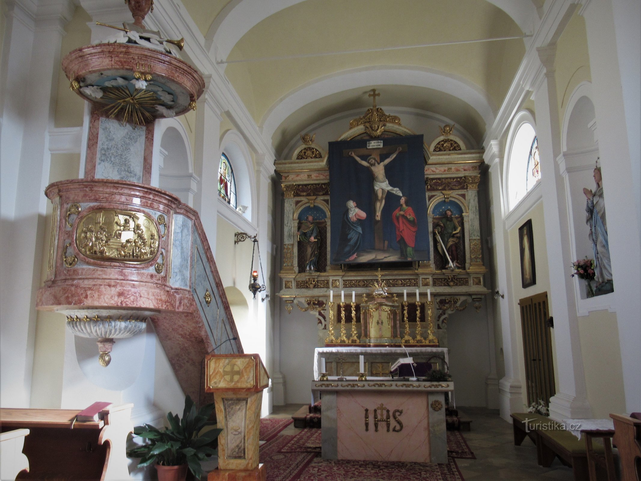 Interiorul bisericii