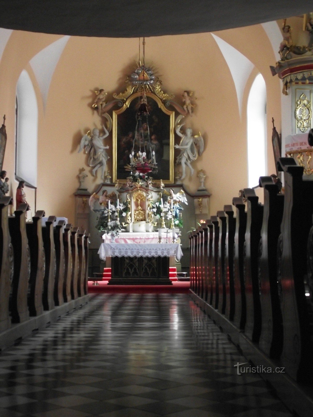 het interieur van de Geboortekerk van St. Mary in Jamartice