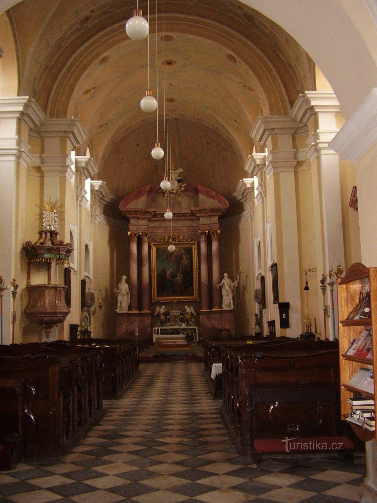 Unutrašnjost crkve Pohoda Marijina u Lomnici
