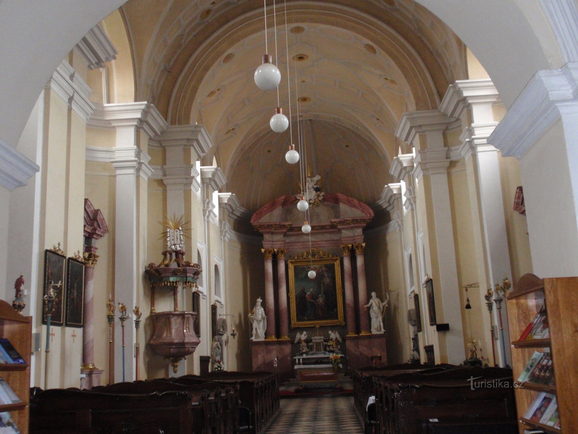 Interiør af Jomfru Marias besøgskirke i Lomnica