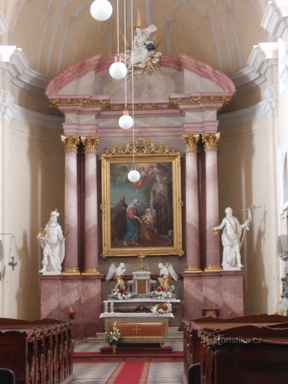 Wnętrze kościoła Nawiedzenia NMP w Łomnicy