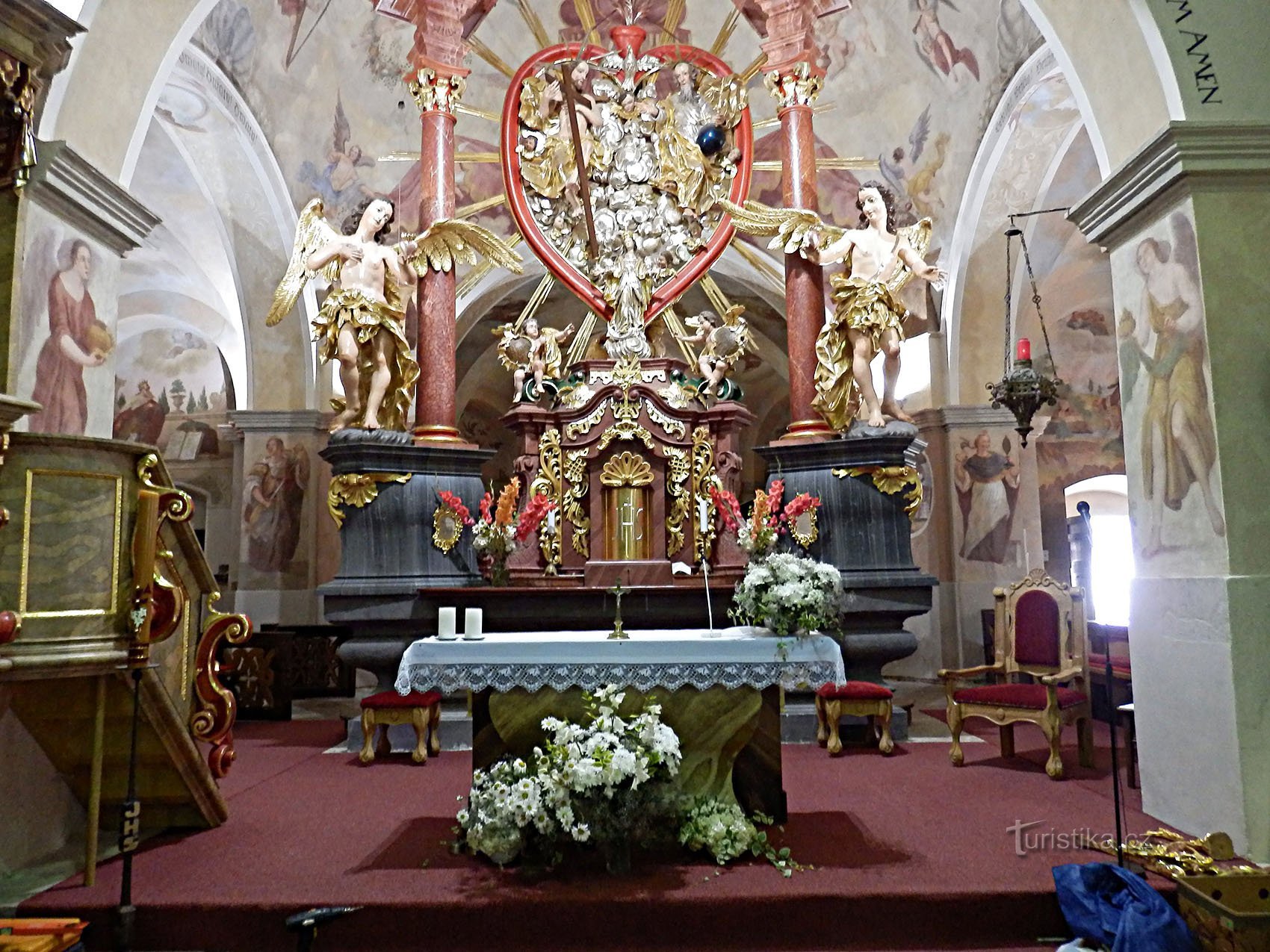 聖三位一体教会の内部