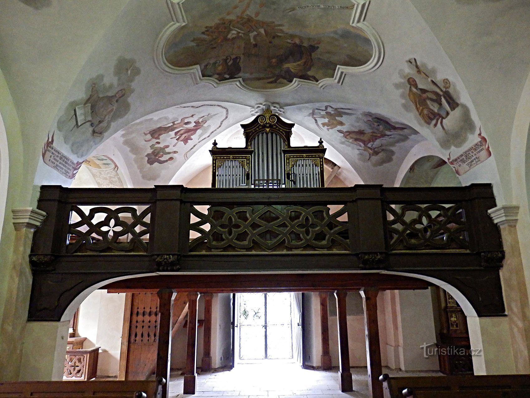 intérieur de l'église de la Sainte Trinité