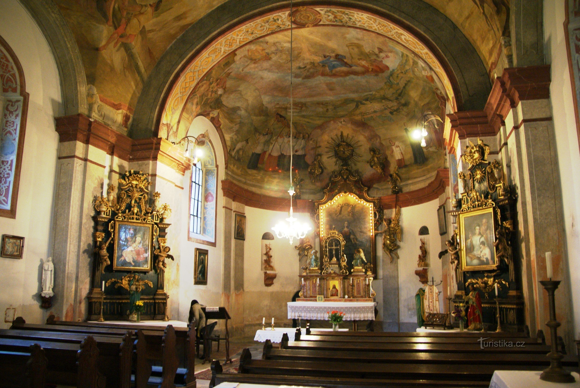 interiér kostela sv. Barbory