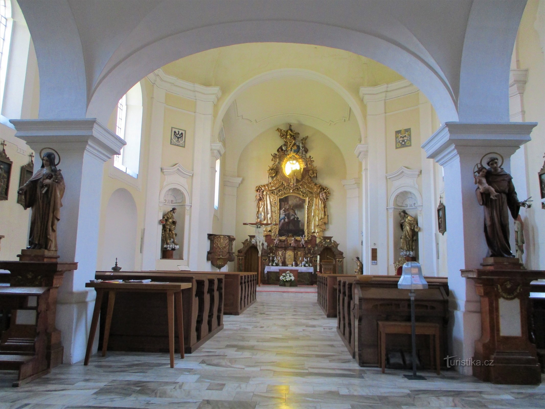 Interiorul bisericii Sf. Martina (Holice, 16.5.2020)