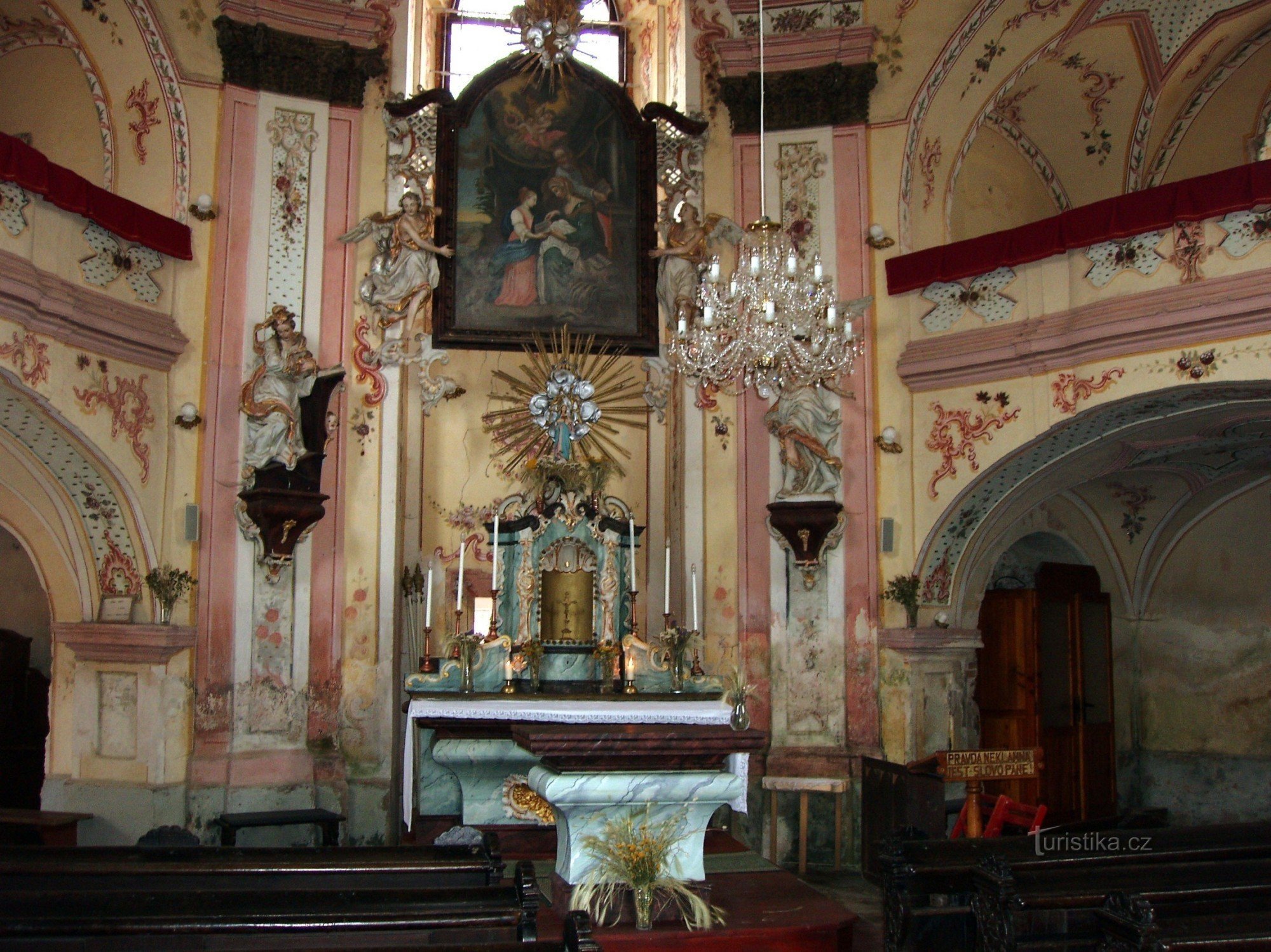 interiér kostela svaté Anny