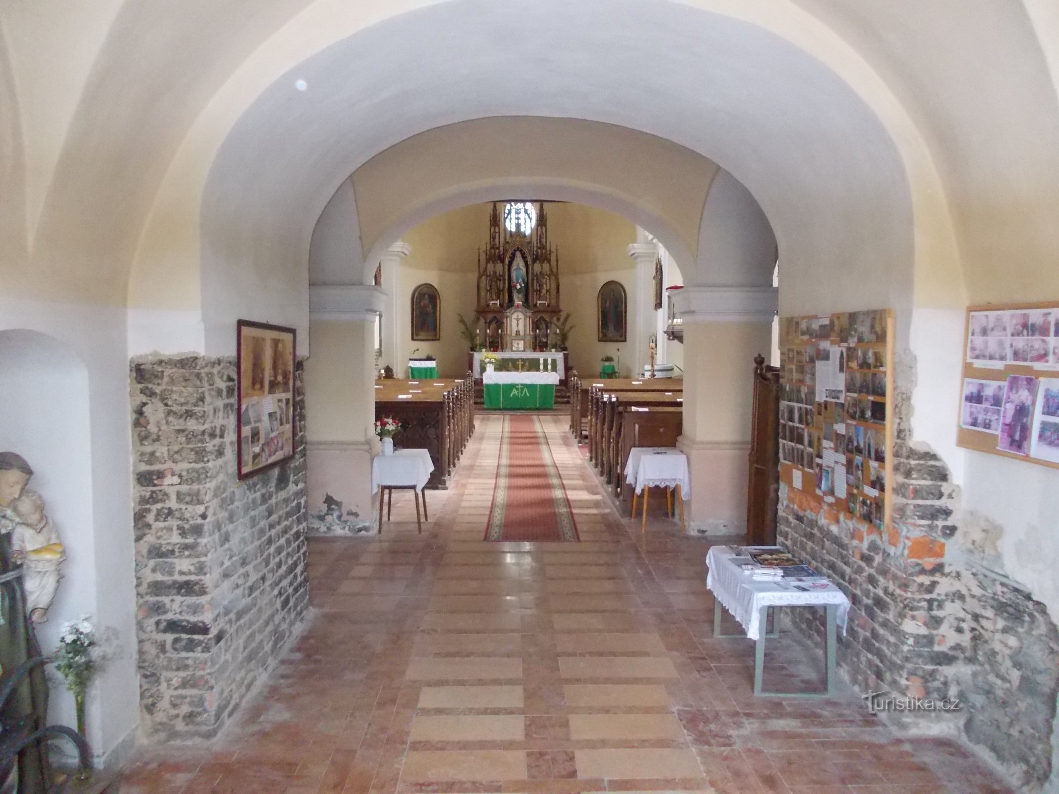 interior de la iglesia