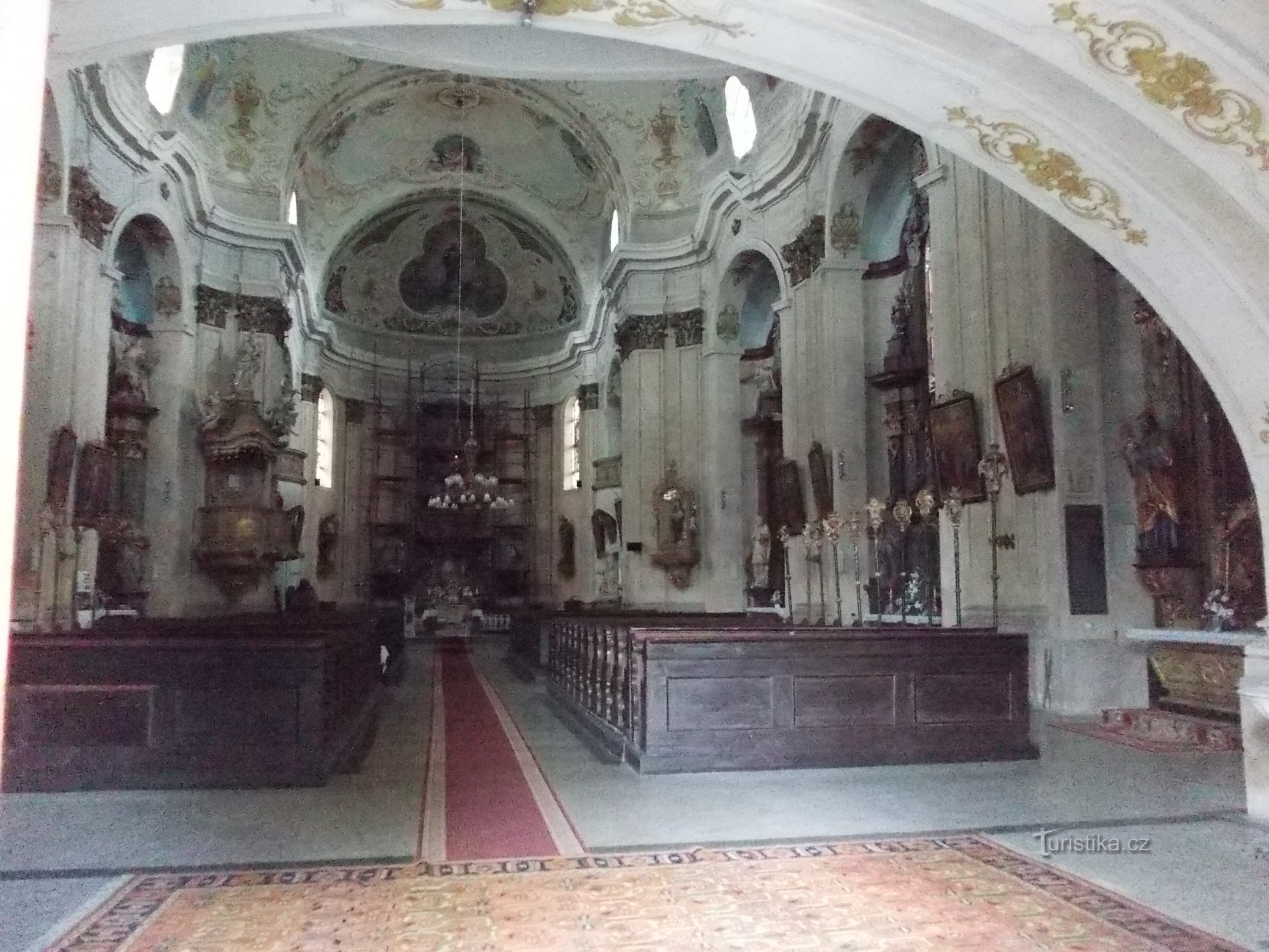 interieur van de kerk