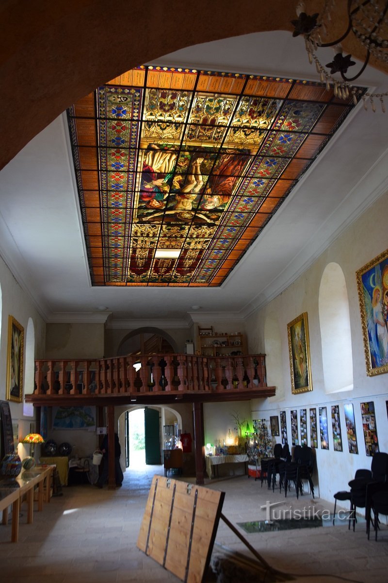 интерьер музея с восьмым чудом света - подсвеченным потолком