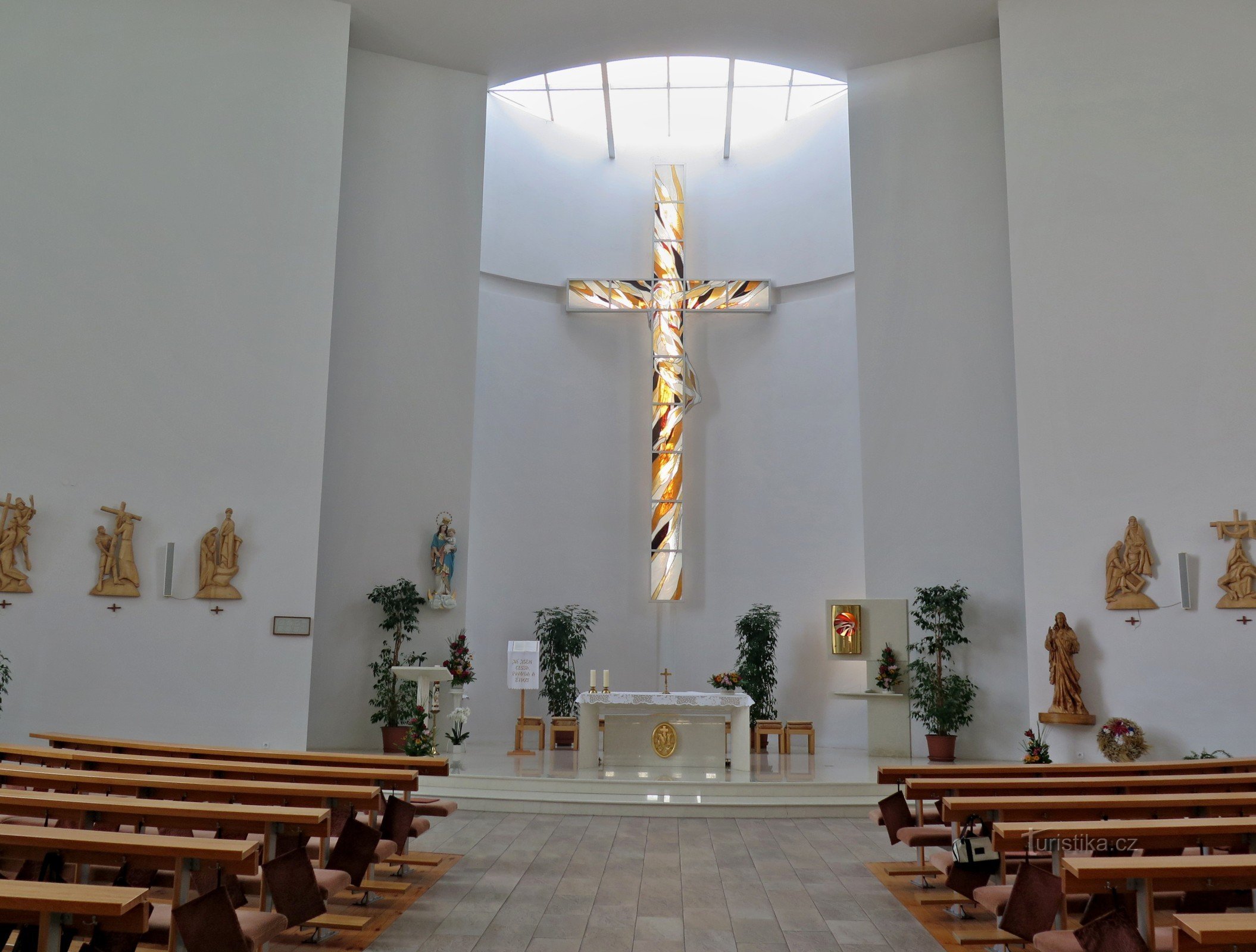 Innenraum - Blick auf den Altar