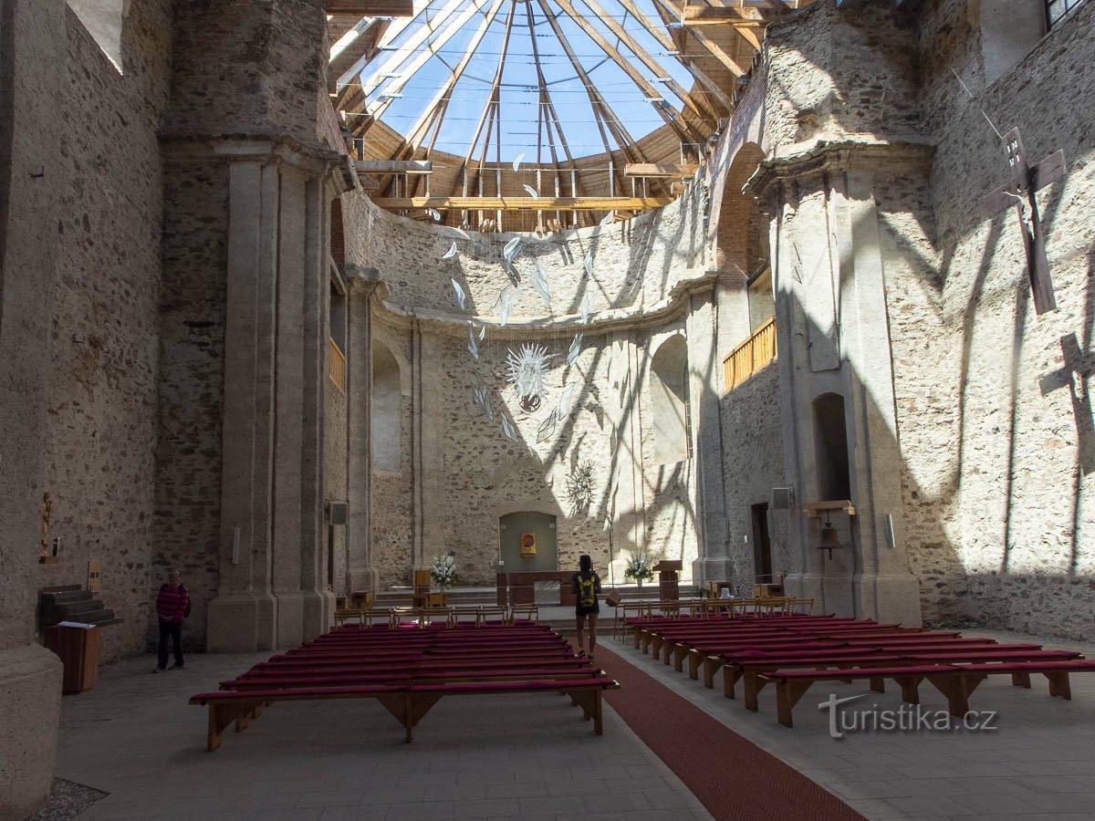 O interior deixa as paredes nuas do templo