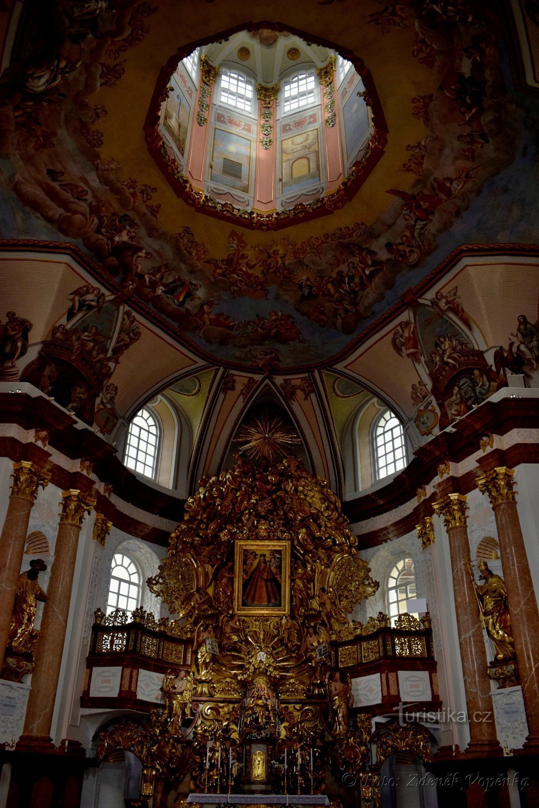 Interior da igreja de peregrinação em Dobrá Voda.