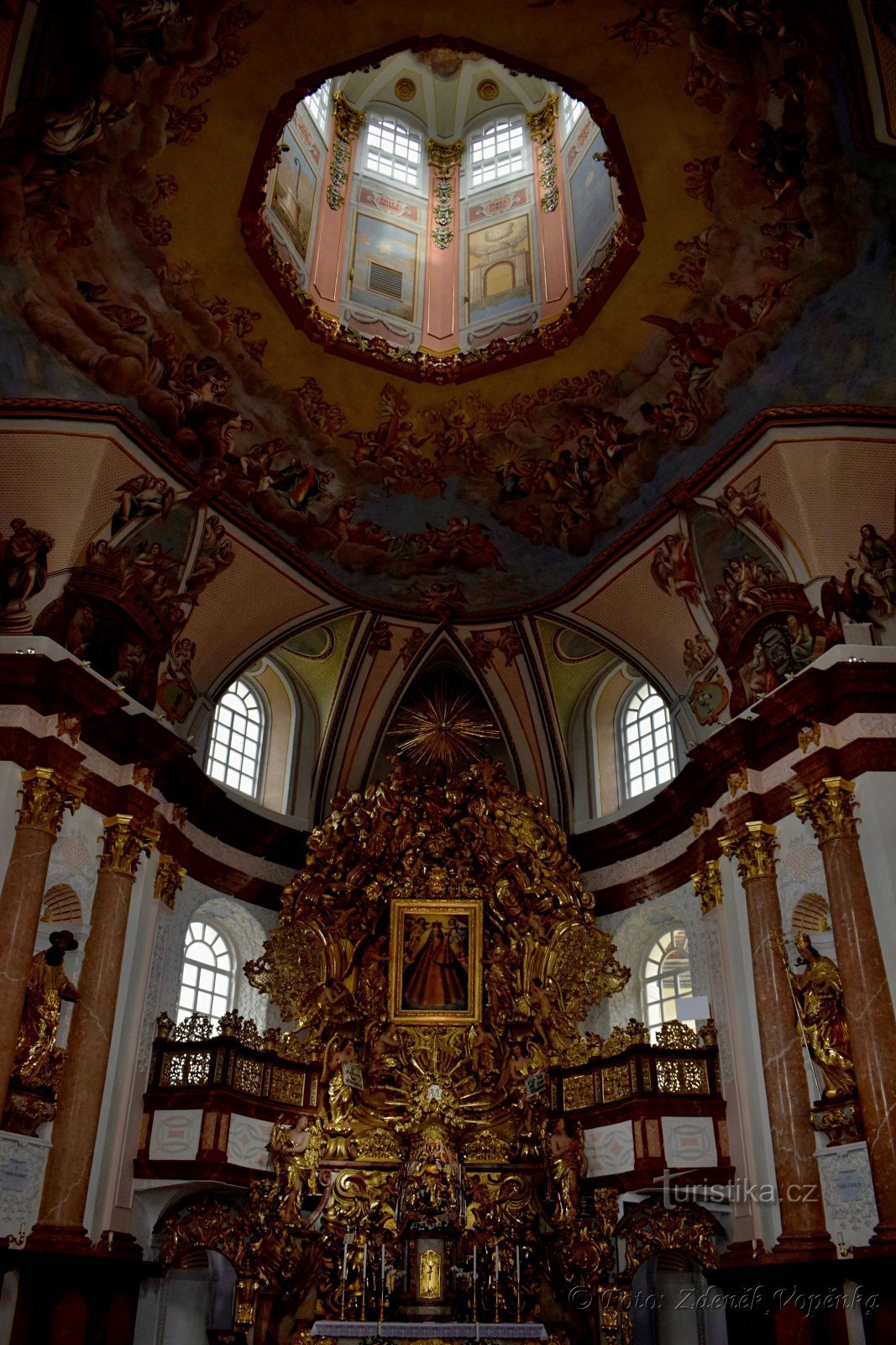 Interieur van de bedevaartskerk in Dobrá Voda.