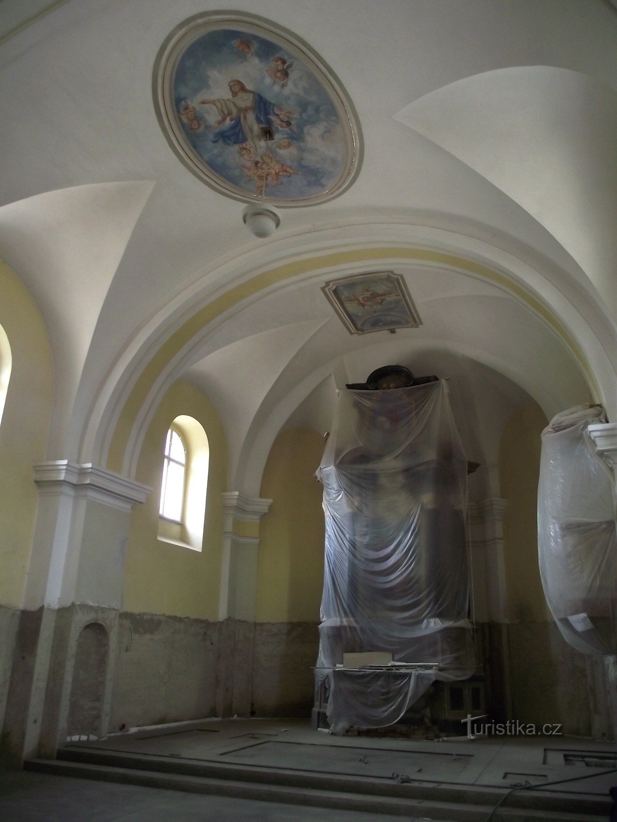 belső tér P. Maria freskójával a rekonstrukció során