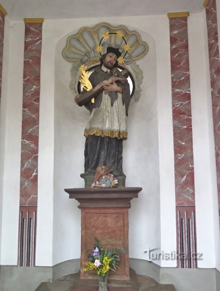 інтер'єр зі статуєю св. Ян Непомуцький