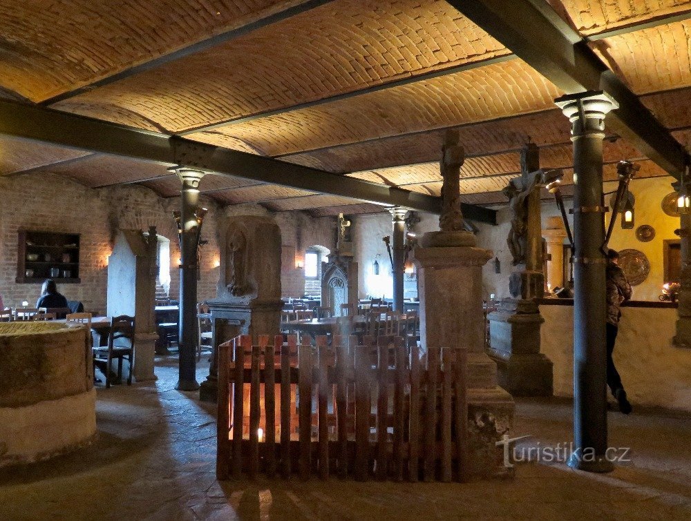 el interior de la taberna