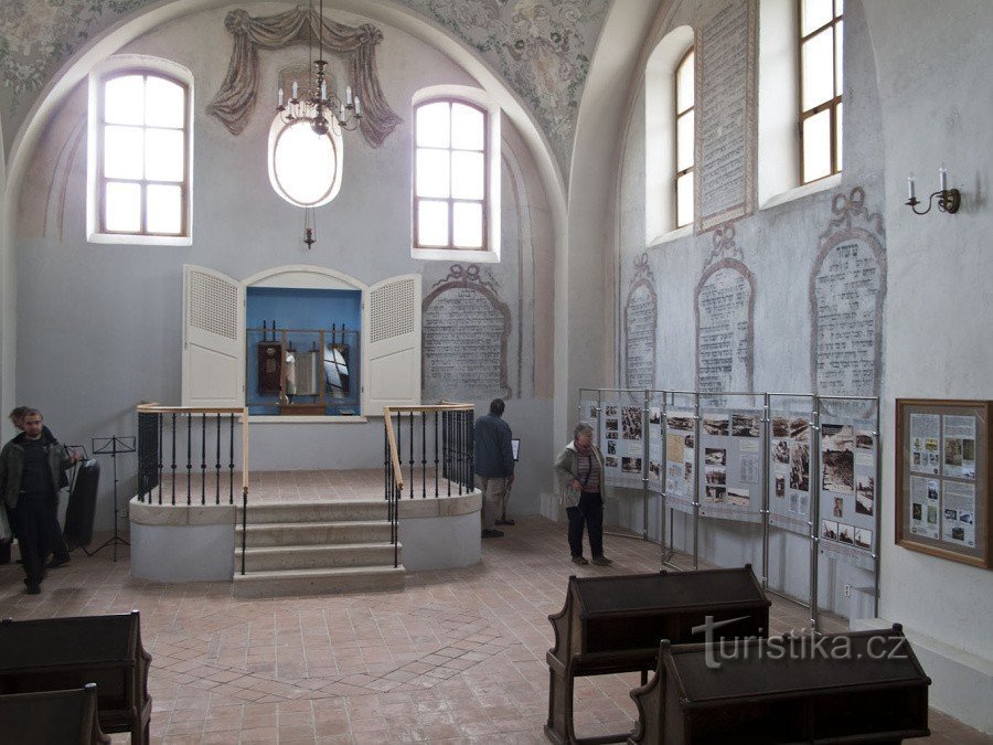 O interior da sinagoga
