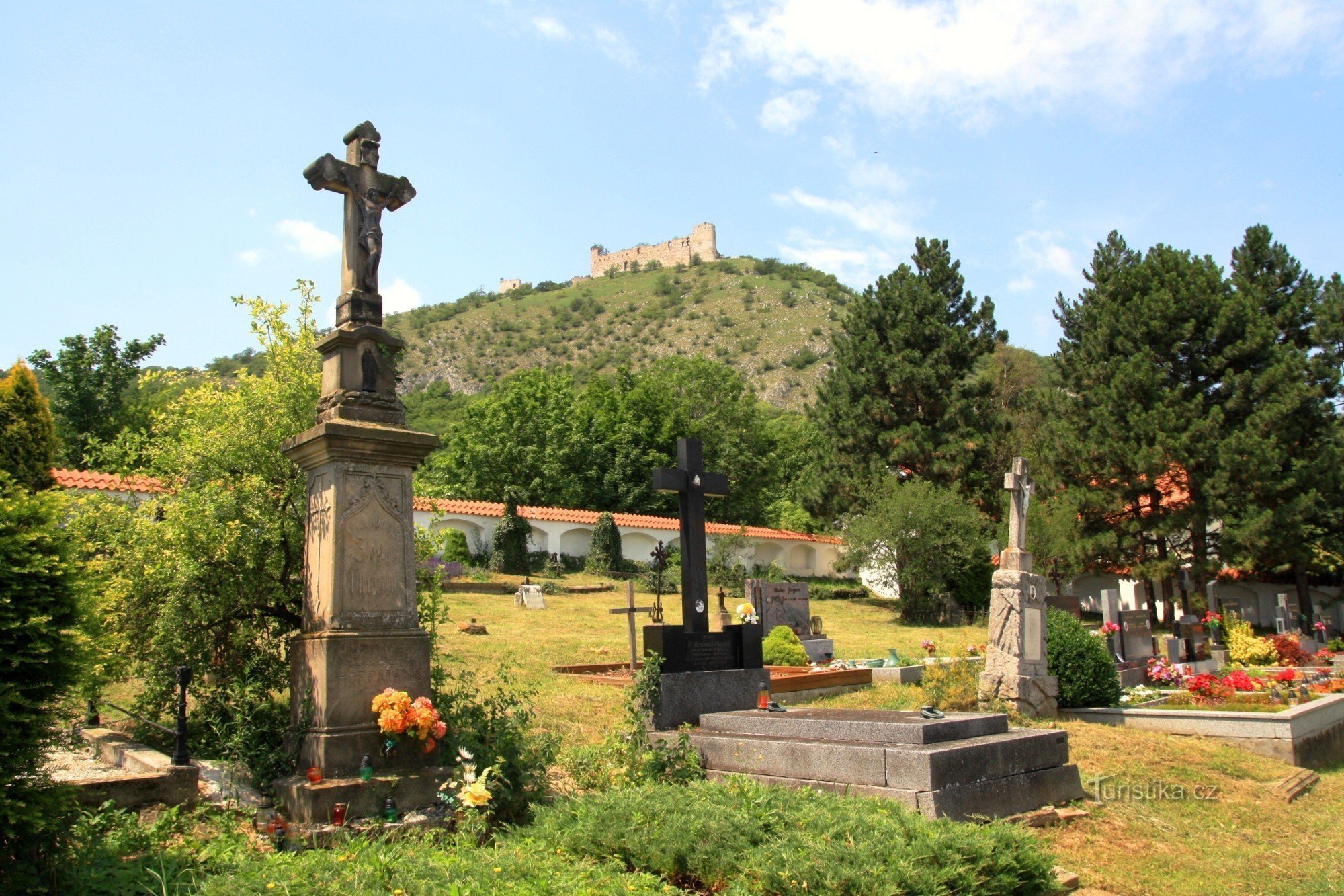 Interior de un cementerio barroco