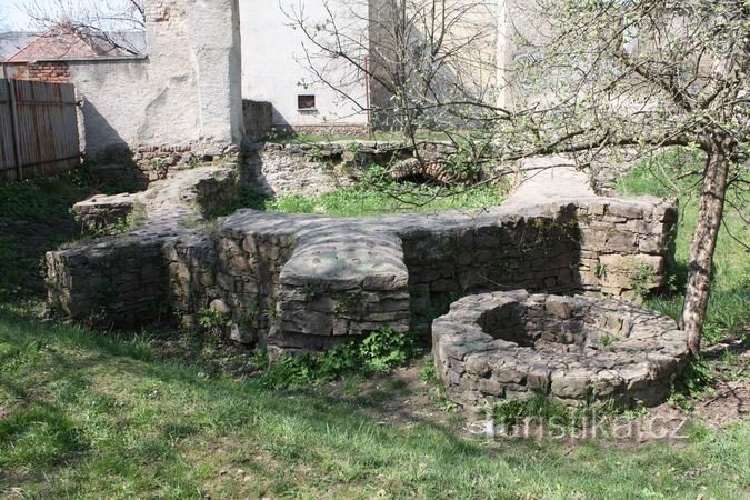 Ivančice - 兄弟団結 - 露出した教会の基礎