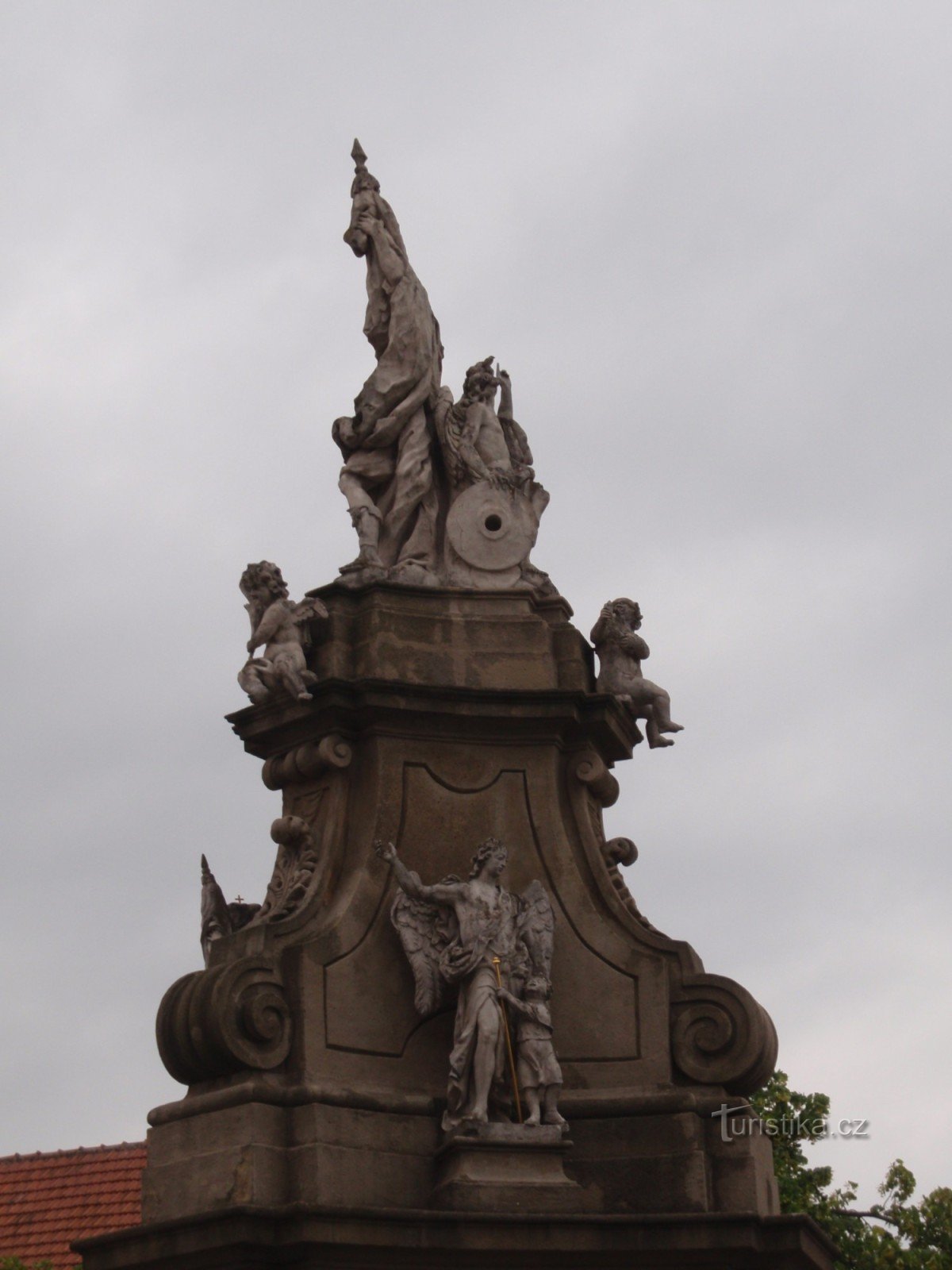 Ivanovice na Hané - Kameni pilon s kipom sv. Florijana