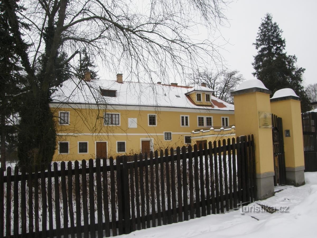 身着冬装的 Jabkenická 狩猎小屋