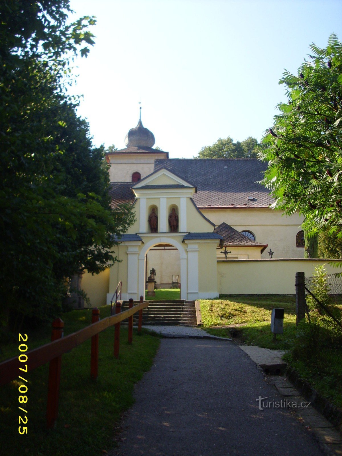 Jablonné - a Szent István-templom bejárata. Bartholomew