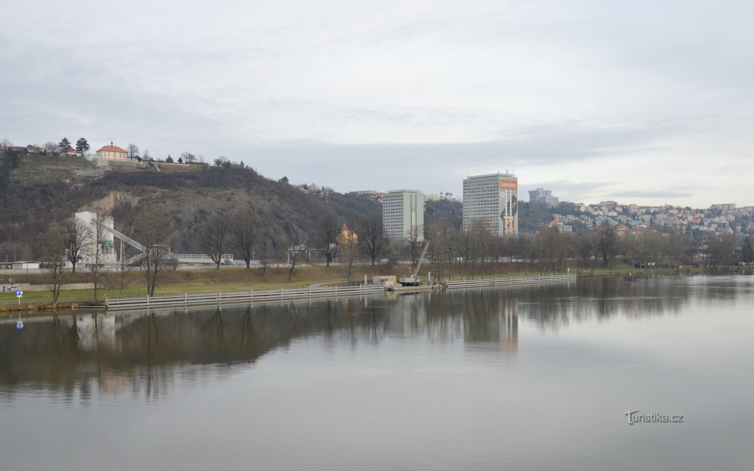 Jablůňka nad Vltavou, desno od UK študentskega doma