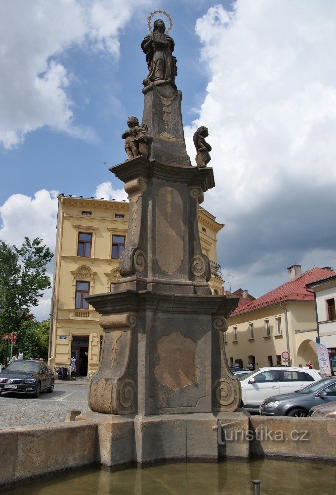Jablunkov - een fontein met een standbeeld van de Onbevlekte Maagd Maria
