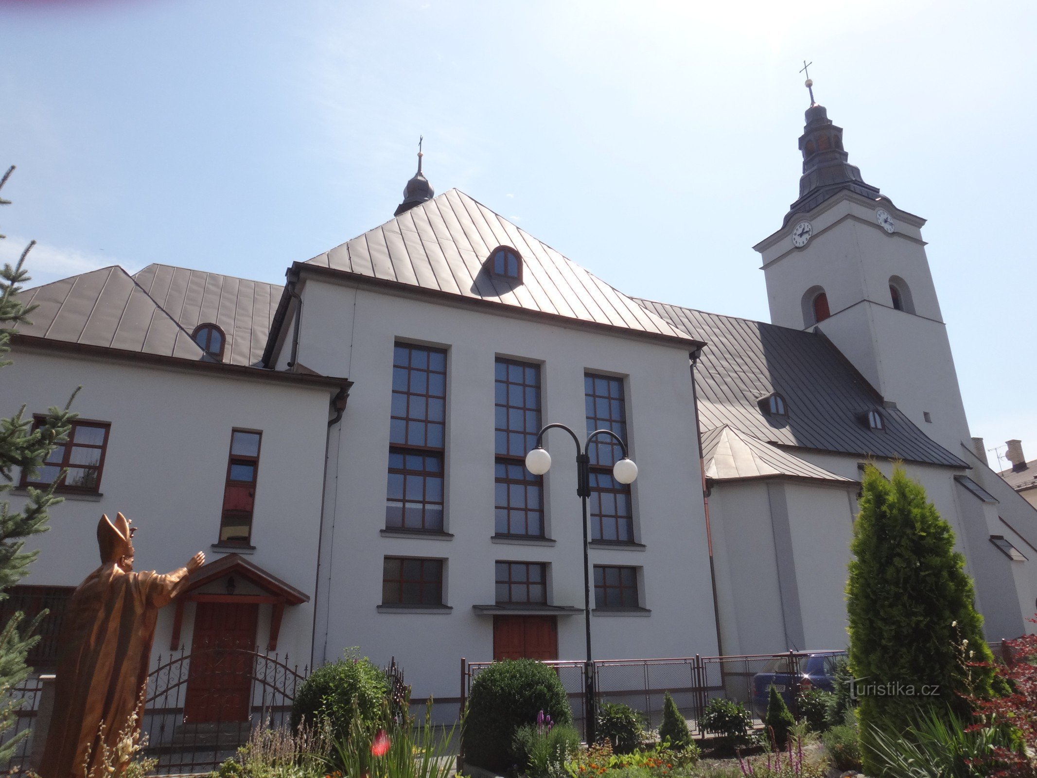 Vista de la iglesia del Corpus Christi de Jablunkov desde el jardín parroquial