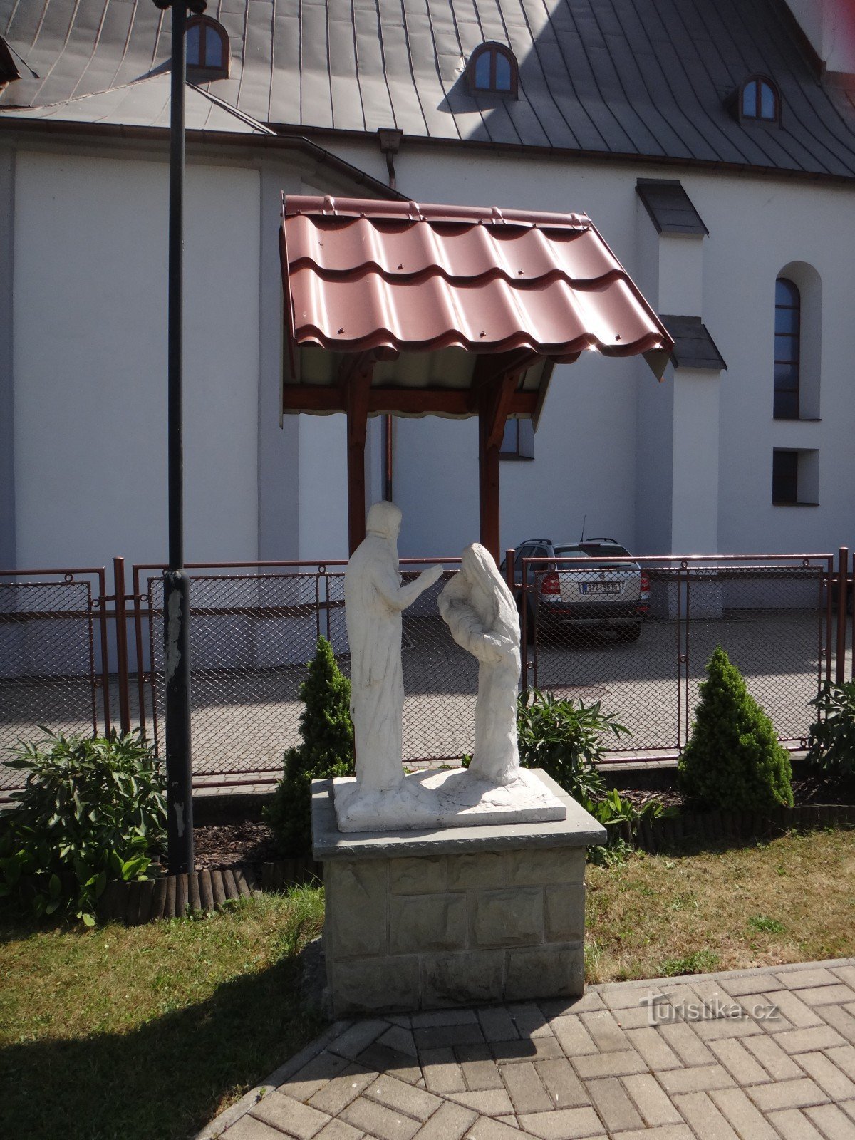 Jablunkov, así se hacen las esculturas en el jardín parroquial
