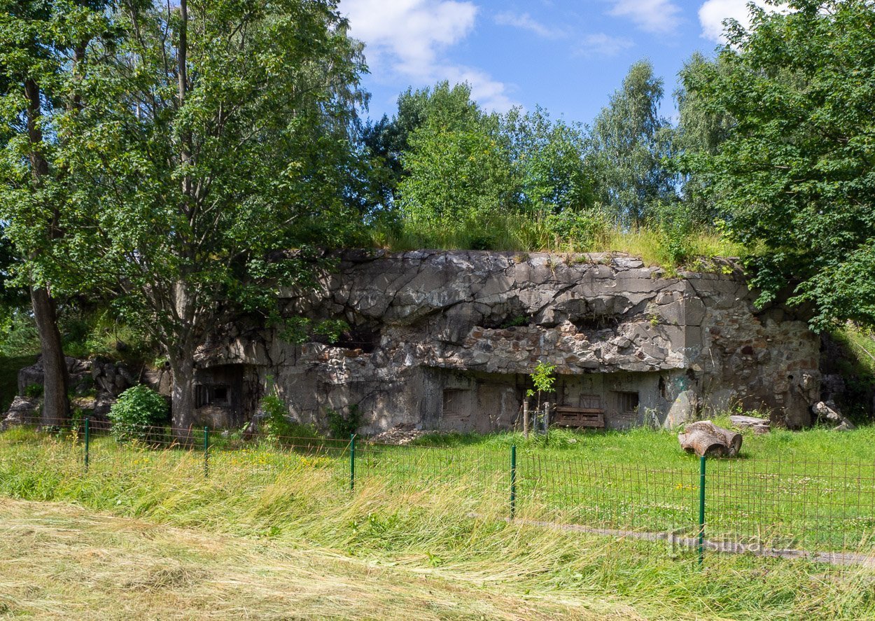 Zoals te zien is, werden er schoten gelost in het gebouw