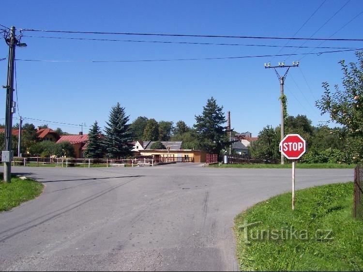 Jakartovice: Kruispunt in het dorp met een brug over een beek