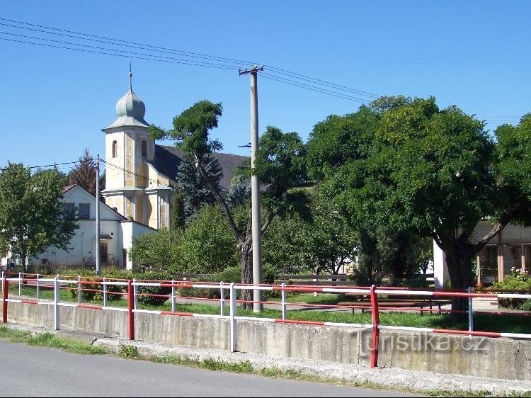 Jakartovice: Gezicht op een deel van het dorp met de kerk