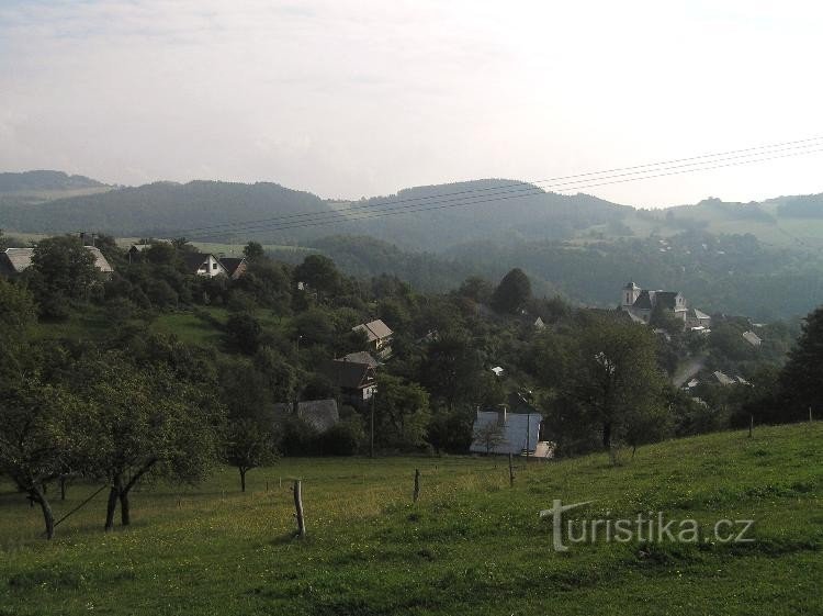 Jakubovice: Biserica Adormirea Maicii Domnului din dreapta.