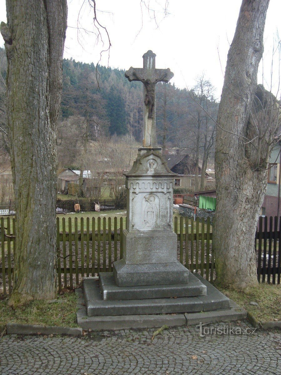 Jamartice-kamenný kříž před kostelem-Foto:Ulrych Mir.