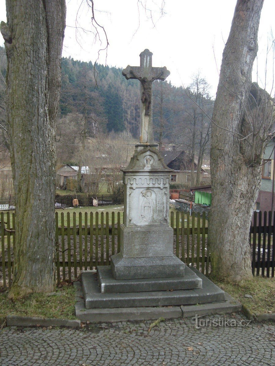 Jamartice-Steinkreuz vor der Kirche-Foto: Ulrych Mir.