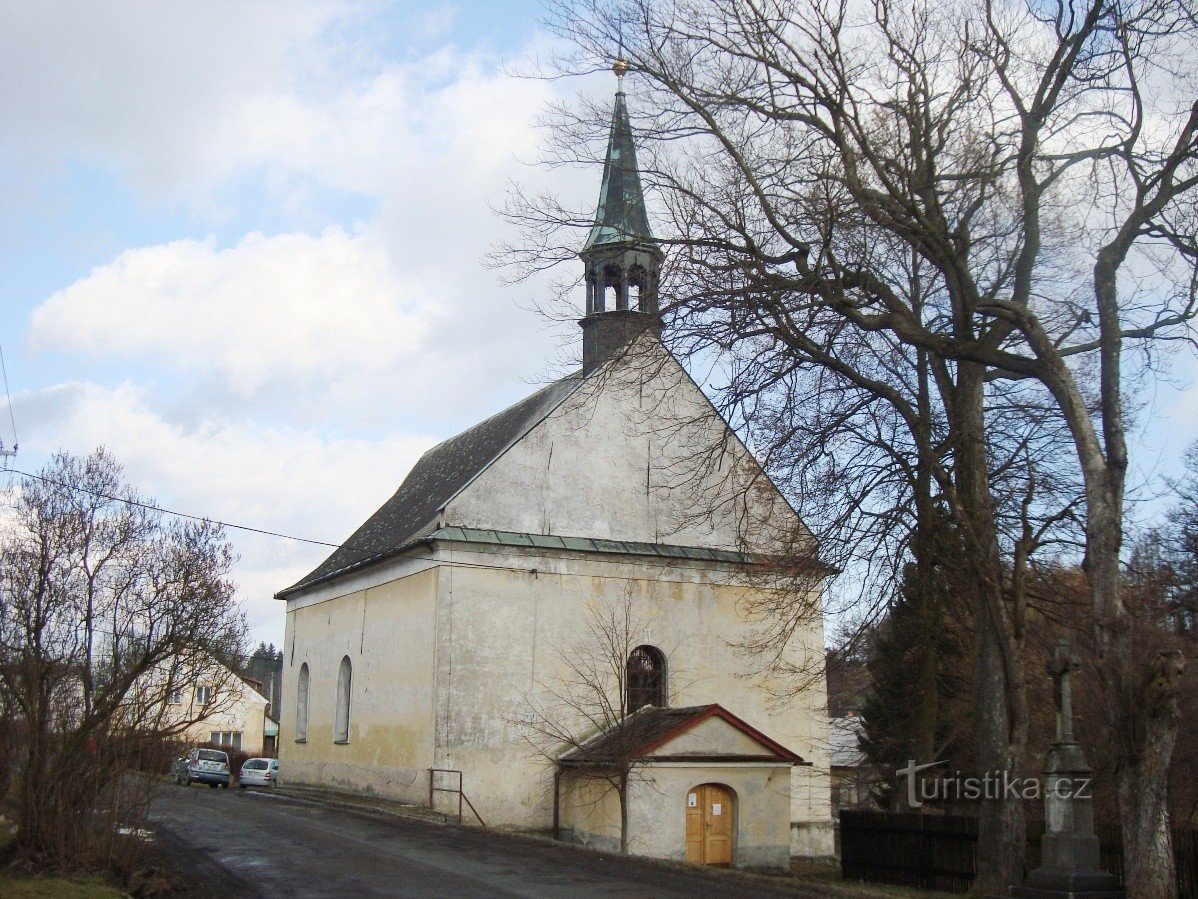 教堂前的 Jamartice 石十字架 - 照片：Ulrych Mir。