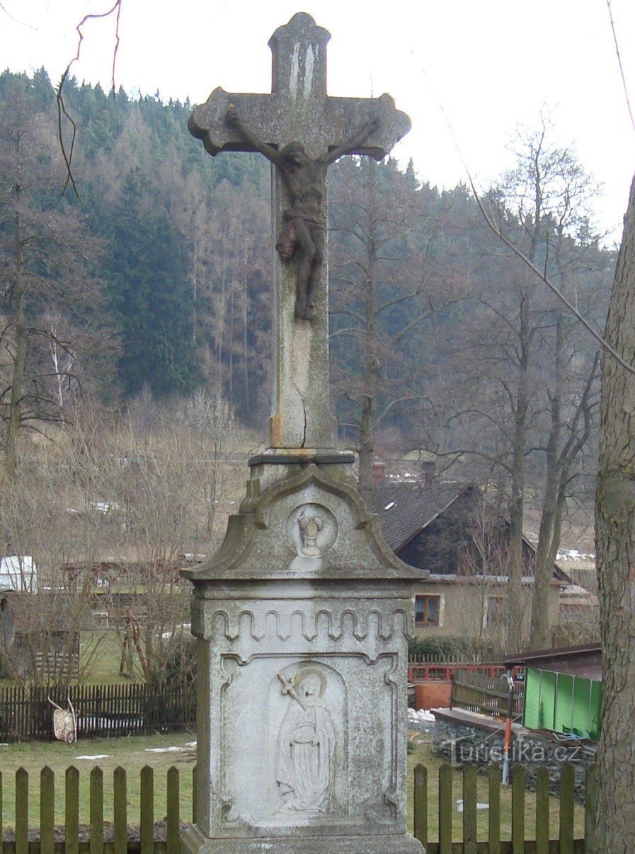 Cruz de pedra jamartice em frente à igreja - Foto: Ulrych Mir.